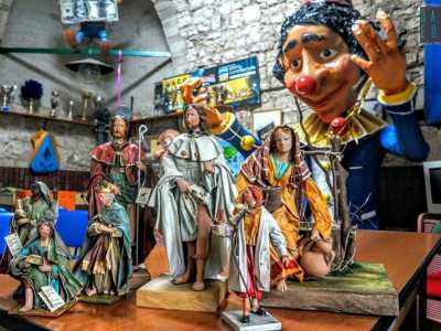 E infine tra tanti simboli carnevaleschi, riconosciamo un presepe. S� perch� negli ultimi anni i maestri di Casamassima si sono dedicati anche all'allestimento di una mostra natalizia ("L'arte del presepe"), giunta alla decima edizione, riconosciuta come una delle pi� grandi del Sud Italia